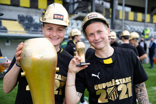 Häckens Milica Mijatovic och Filippa Curmark   poserar med