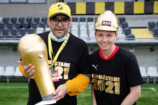 Häckens Adde Larsson och målvakt Jennifer Falk poserar