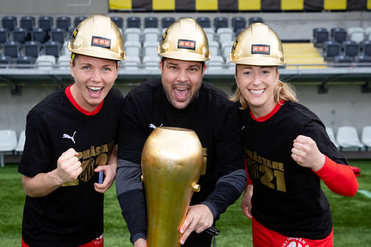 Häckens målvakt Jennifer Falk, målvaktstränare Mattias