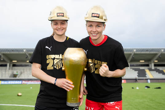 Häckens Milica Mijatovic och målvakt Jennifer Falk