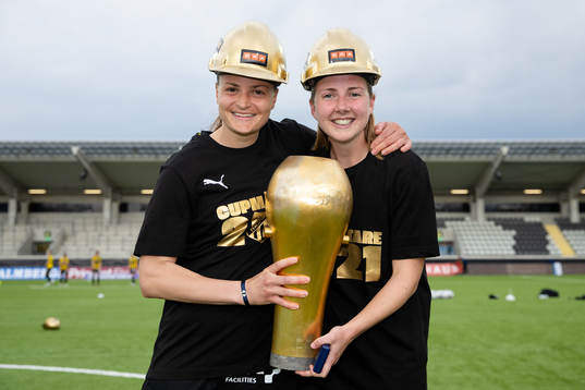 Häckens Milica Mijatovic och målvakt Jennifer Falk