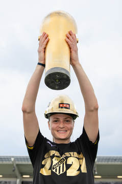 Häckens Dylan Holmes poserar med Susanne Erlandssons pokal