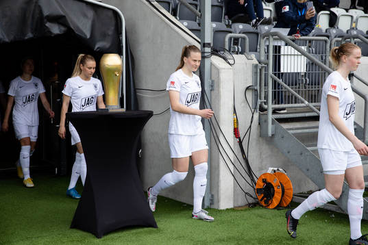 Eskilstuna på väg ut till line up innan finalen i Svenska