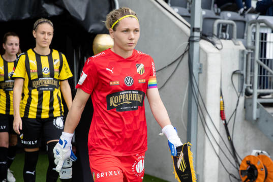 Häckens målvakt Jennifer Falk på väg ut till line up