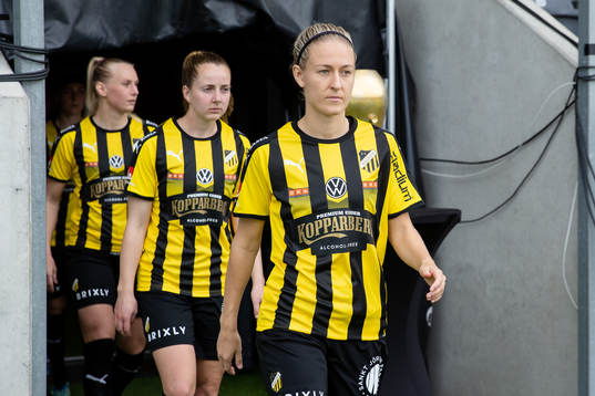 Häckens Emma Kullberg på väg ut till line up innan