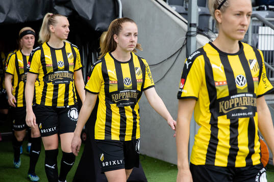 Häckens Dylan Holmes på väg ut till line up innan