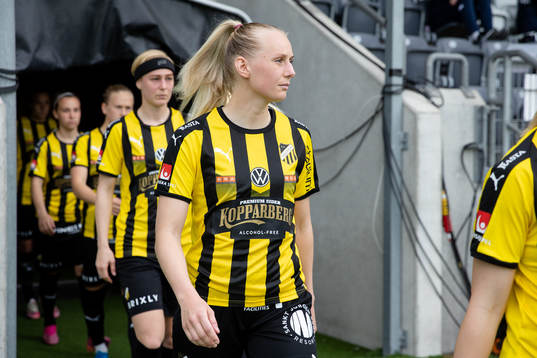 Häckens Stina Blackstenius på väg ut till line up innan