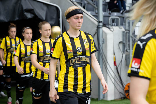 Häckens Luna Nörgaard Gevitz på väg ut till line up