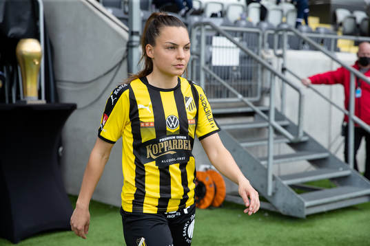 Häckens Johanna Rytting Kaneryd på väg ut till line up