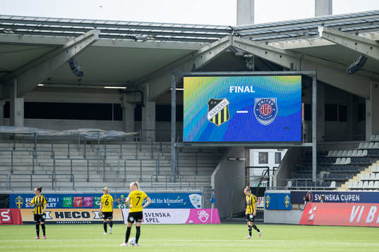 En LED skärm med grafik innan andra halvleken av finalen i