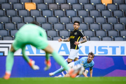 s Nicolas Stefanelli och Malmö FFs Eric Larsson