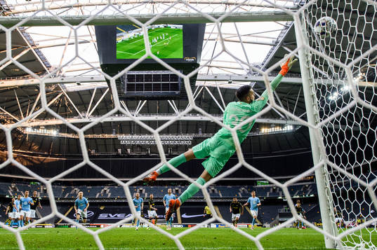 s Sebastian Larsson med en frispark mot Malmö FFs målvakt
