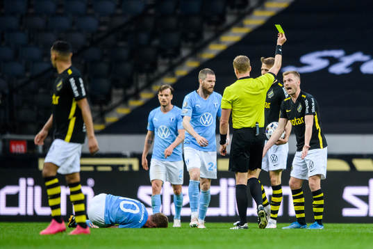 s Sebastian Larsson får ett gult kort av domare Glenn