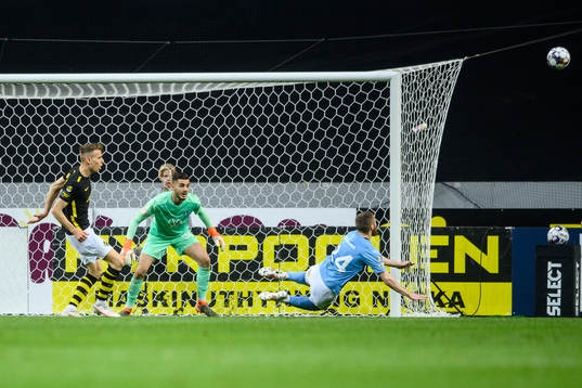 Malmö FFs Lasse Nielsen rensar framför målvakt Marko