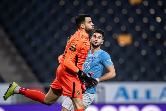 s målvakt Budimir Janošević och Malmö FFs Antonio Colak