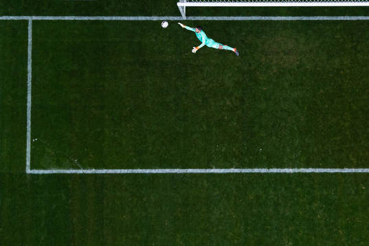 Malmö FFs målvakt Marko Johansson med en räddning av en