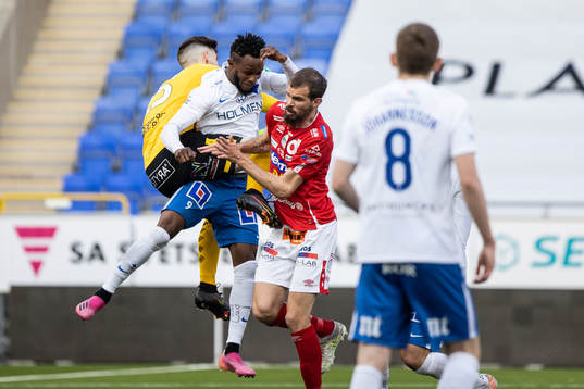 IFK Norrköpings Samuel Adegbenro kolliderar med Degerfors