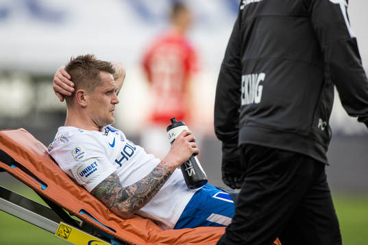 IFK Norrköpings Ari Skúlason lämnar på bår