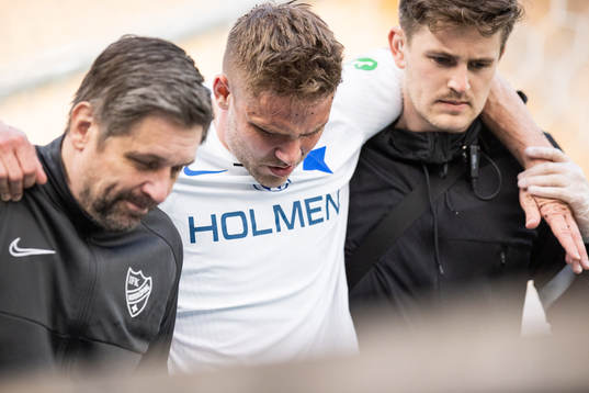 IFK Norrköpings Christoffer Nyman lämnar skadad