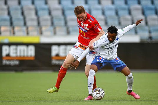 Degerfors Adam Carlén och IFK Norrköpings Samuel Adegbenro