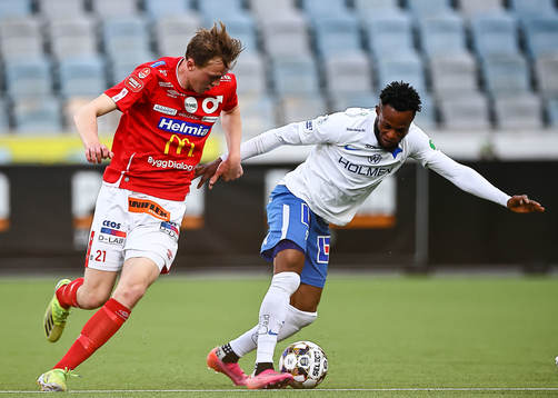 Degerfors Adam Carlén och IFK Norrköpings Samuel Adegbenro