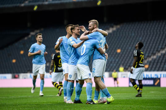 Malmö FFs Jo Inge Berget jublar med lagkamrater