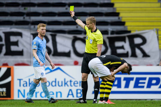 Malmö FFs Anders Christiansen får ett gult kort av domare
