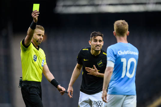 Malmö FFs Anders Christiansen får ett gult kort av domare