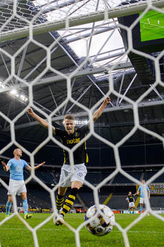 s Bojan Radulovic jublar samtidigt som Malmö FFs Franz