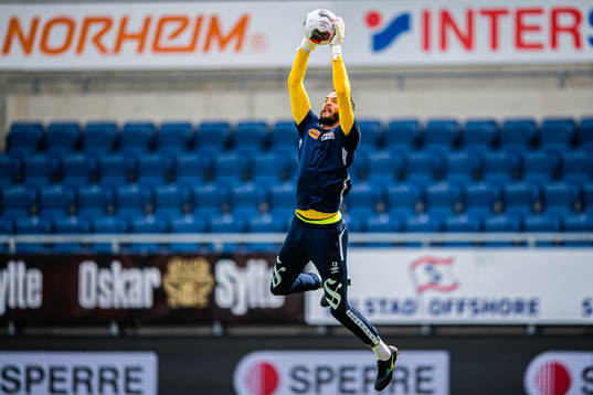 Michael Ryan Lansing of Aalesund warms up
