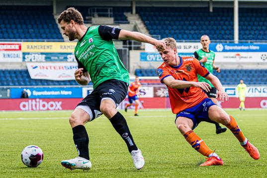 Rogvi Asmundur Baldvinsson of Bryne and Oscar Solnørdal of