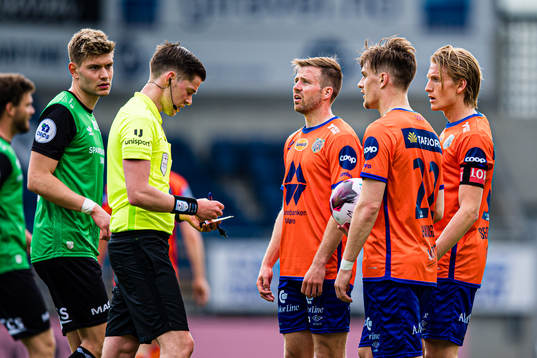 Kristoffer Hay of Bryne, Jan Morten Tennøy, referee, Simen