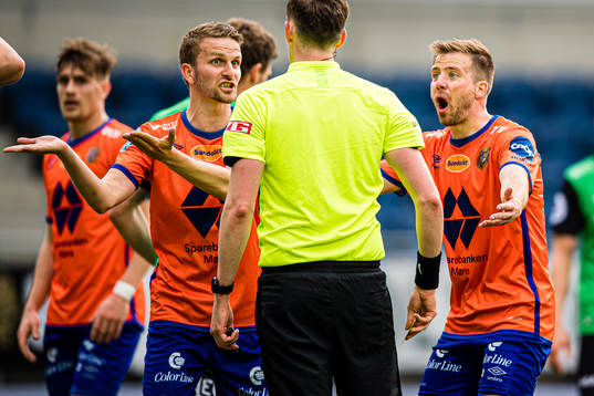 Torbjørn Kallevåg and Simen Rafn of Aalesund reacts