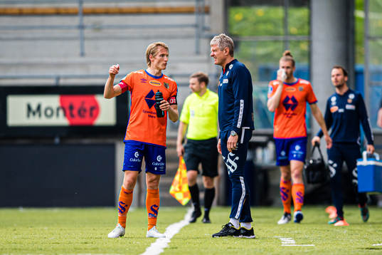 Erlend Segberg of Aalesund ana Lars Arne Nilsen, head coach