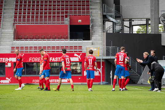 Helsingborgs tränare Jörgen Lennartsson i diskussion med