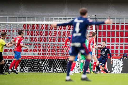 Östers Nicolas Mortensen reagerar mot ett domslut