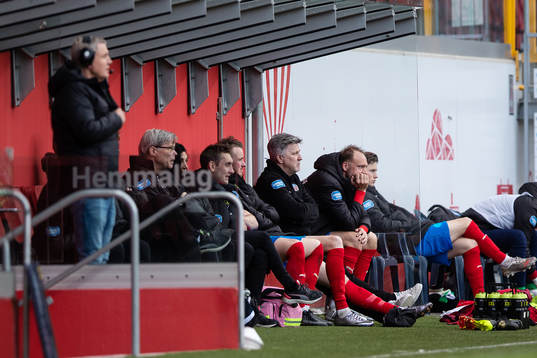 Helsingborgs Andreas Granqvist deppar på bänken