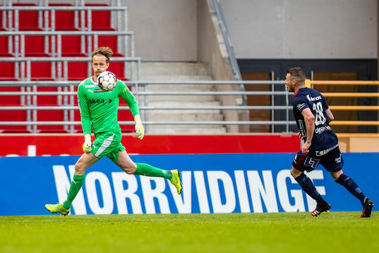 Helsingborgs målvakt Anders Lindegaard och Östers James