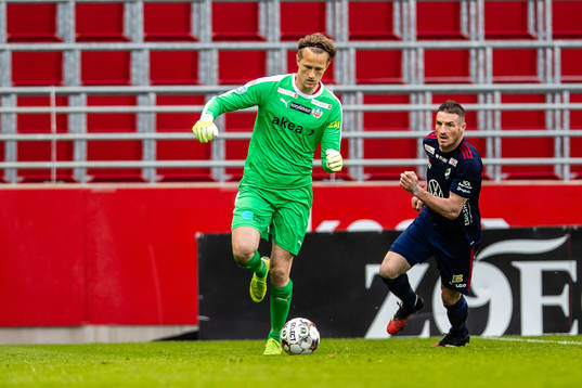 Helsingborgs målvakt Anders Lindegaard och Östers James