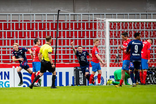 Östers Filip Örnblom och James Keene jublar samtidigt som