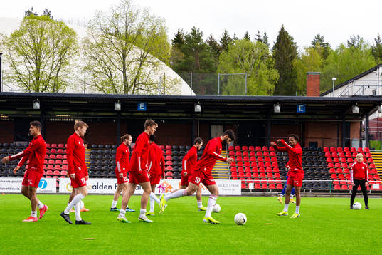 Hudiksvalls spelare värmer upp