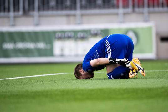 Hudiksvalls målvakt Simon Elgh har ont
