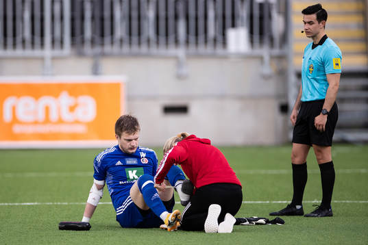 Hudiksvalls målvakt Simon Elgh får vård