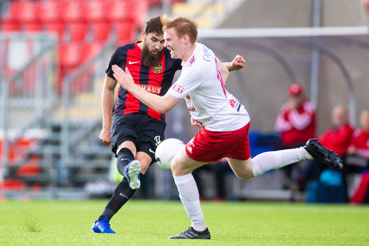 Brommapojkarnas Ali Suljic med ett skott i ribban