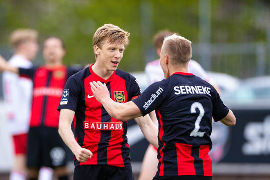 Brommapojkarnas Gustav Sandberg Magnusson jublar med Martin