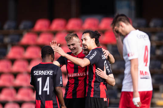 Brommapojkarnas Simon Helg (skymd i mitten) jublar med
