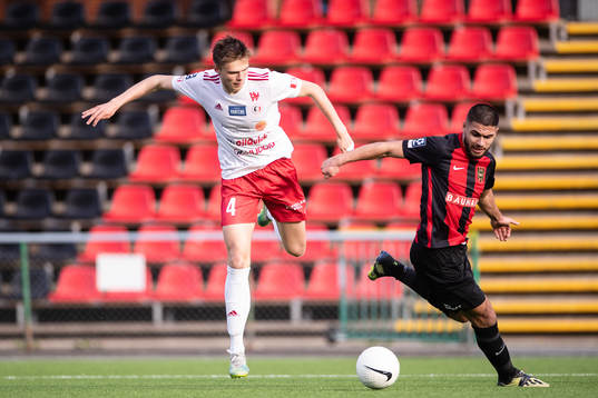 Hudiksvalls Oscar Wallin och Brommapojkarnas Omar Faraj