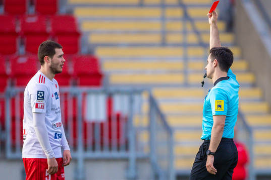 Hudiksvalls Liam Collings tilldelas ett rött kort av