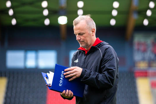 Hudiksvalls tränare Benny Dahlin deppar