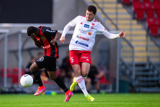 Brommapojkarnas Jardell Kanga får ont i en situation där